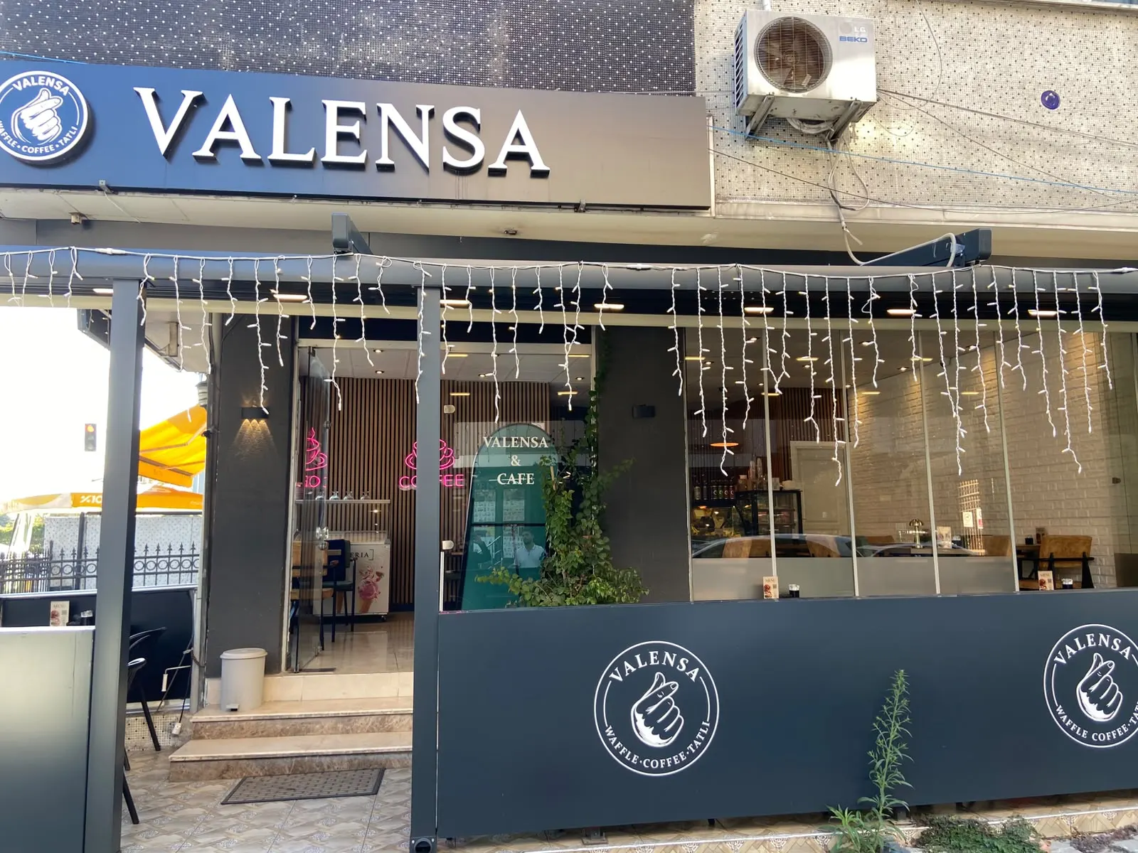 Valensa Cafe & Waffle – Cafe Anahtar Teslim Elektrik Altyapı, Aydınlatma Tasarımı ve Montaj Projesi görsel 3